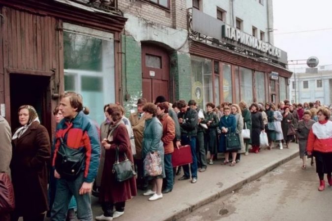 Picture of Soviet Union citizens lined up to receive services. A sight that is a direct consequence of their societies failure to pursue liberty and individual liberties.